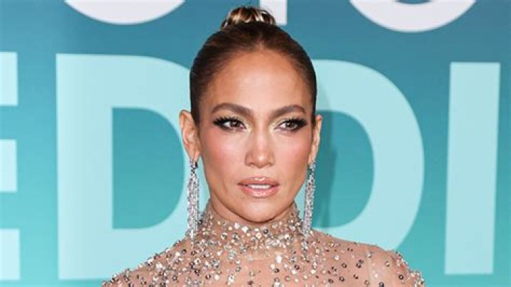 Jennifer Lopez Recreates Taylor Swift’s Iconic Red Lip in New Tutorial – Hollywood Life