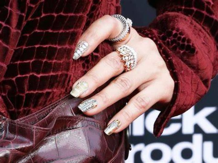 Jennifer Lopez’s Dinero Manicure At Billboard Awards: Pics