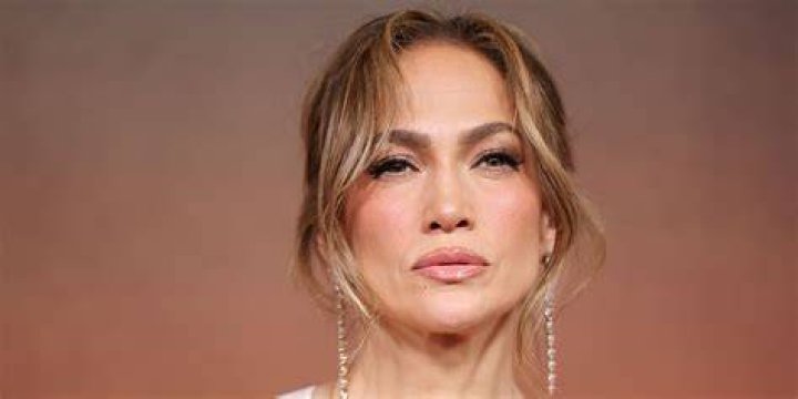 Jennifer Lopez’s Hairstylist Reveals The Easy Hairstyle You Can Rock If You’re In A Rush & Don’t Have Time