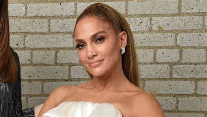 Jennifer Lopez’s Retro Hair Flip – See Hairstyle Trend – Hollywood Life