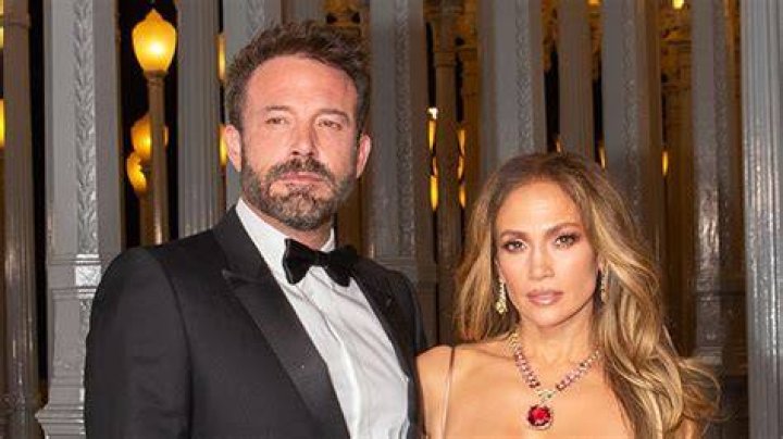 Jennifer Lopez Tells Ben Affleck Fans to ‘Back Up’ in New Video – Hollywood Life