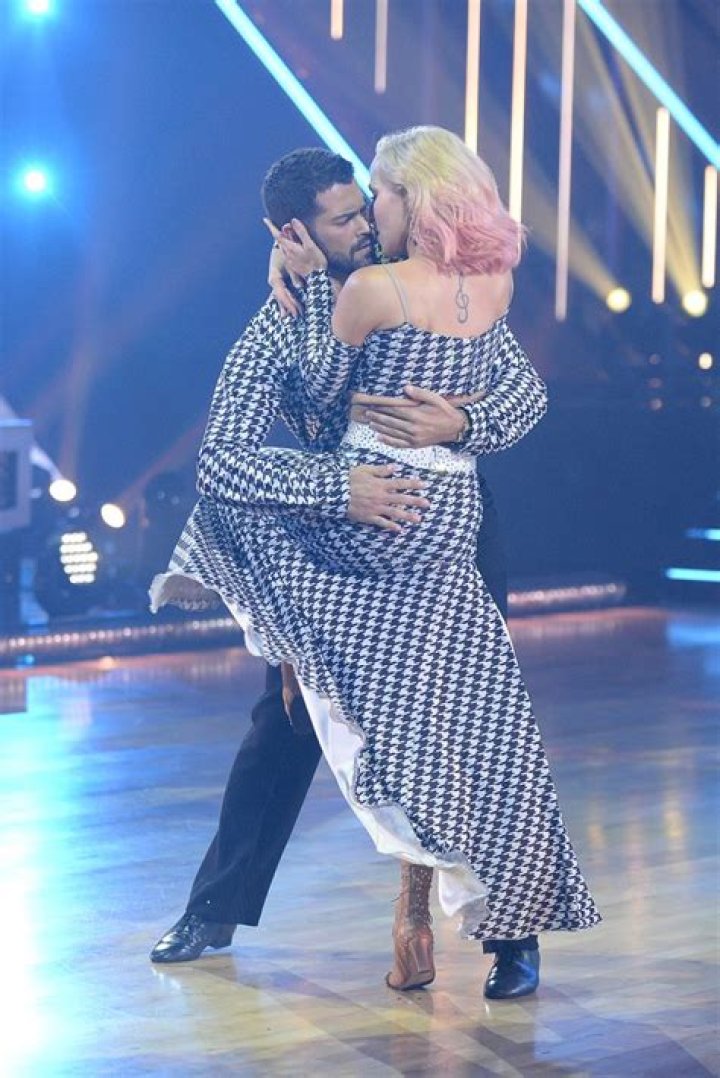 Jesse Metcalfe & Sharna Burgess On ‘DWTS’ & ‘Passionate’ Performance – Hollywood Life