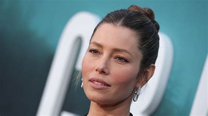 Jessica Biel Uses This $8 Facial Spray for Extra Hydration – Hollywood Life