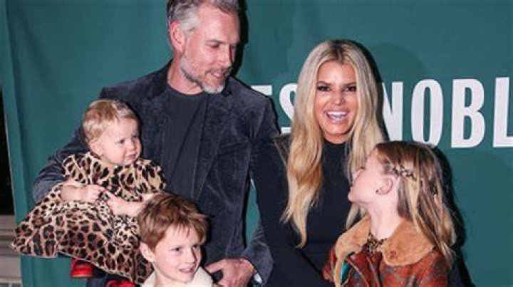 Jessica Simpson Dons Famous Daisy Dukes On Family Beach Vacation – Hollywood Life
