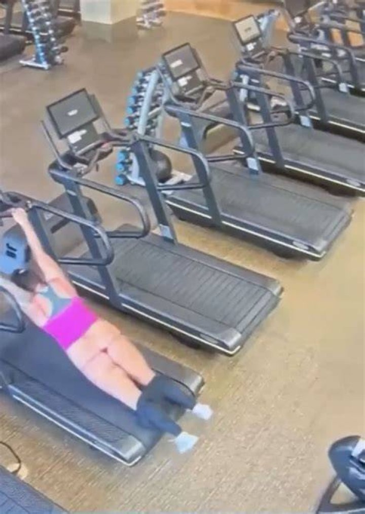 Jessica Simpson Goes Makeup-Free For A Workout On The Treadmill – Hollywood Life