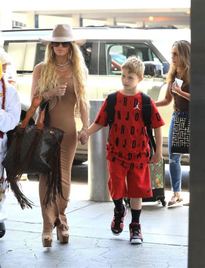 Jessica Simpson Rocks SKIMS Long Dress During Outing With Her Kids – Hollywood Life