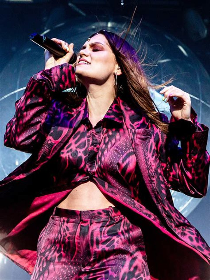 Jessie J Rocks A Bikini Top While Belting Out Whitney Houston Song – Hollywood Life