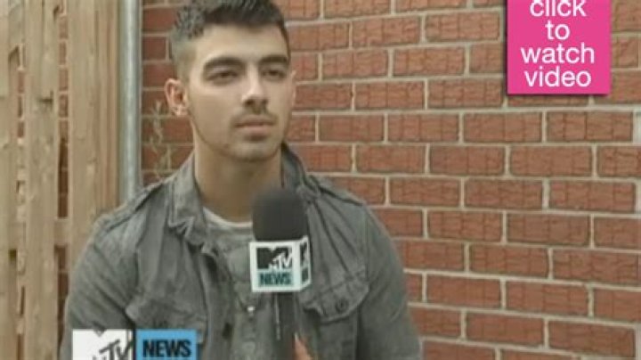 Joe Jonas Opens Up About Upcoming Album and Steamy Music Video Smooch! – Hollywood Life