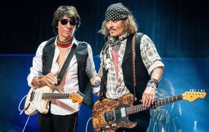 Johnny Depp Honors Jeff Beck With ‘Heroes’ By David Bowie At Concert – Hollywood Life