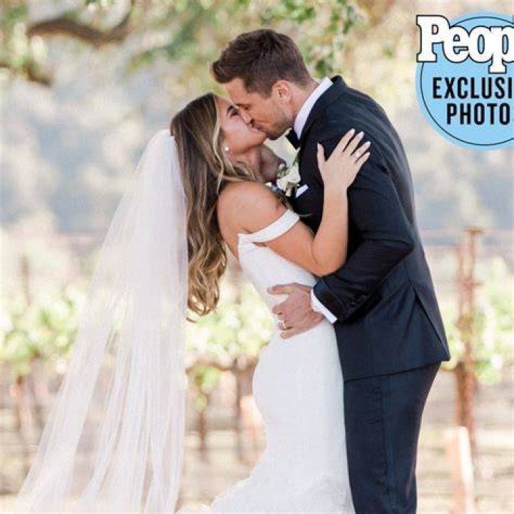JoJo Fletcher & Jordan Rodgers Reveal Wedding ‘Aesthetic’ ‘Stayed Consistent’ Over 6 Yr. Engagement