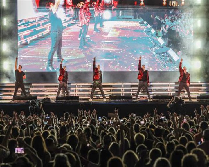 Jonathan Knight Flees The Stage During NKOTB Concert