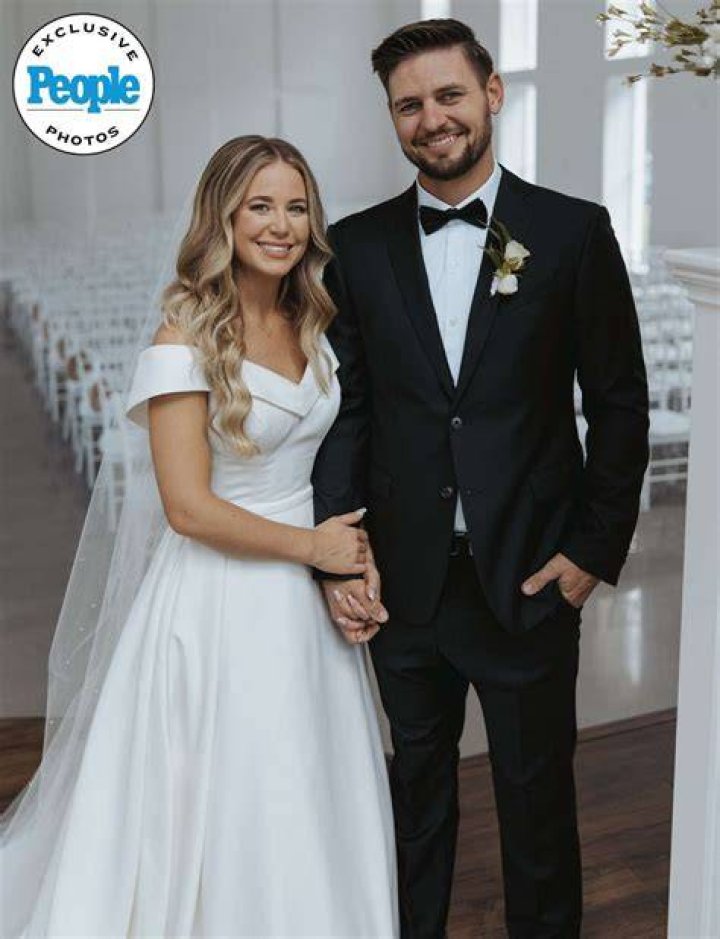 Josh Duggar’s Cousin Amy Urges His Wife Anna To Leave Him – Hollywood Life