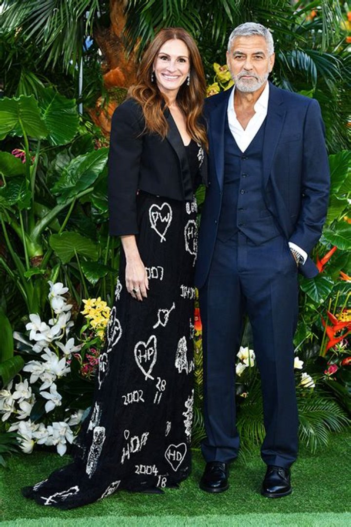 Julia Roberts & Amal Clooney Stun At ‘Ticket To Paradise’ Premiere – Hollywood Life