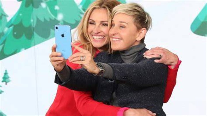 Julia Roberts Get ‘Kardashian Cleavage’ For Instagram & Ellen – Hollywood Life