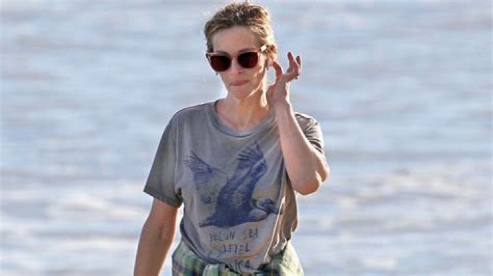 Julia Roberts Rocks Daisy Dukes During Beach Stroll — See Photo – Hollywood Life
