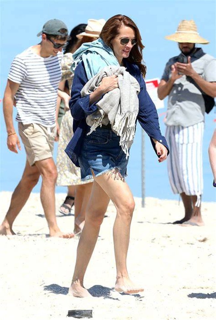Julia Roberts Wears Swimsuit Under ‘Daisy Dukes’ While Filming Movie – Hollywood Life