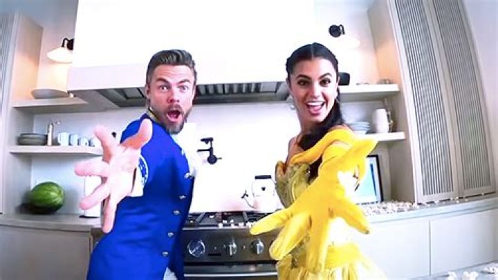 Julianne & Derek Hough Slay ‘Disney Family Singalong’ Performance – Hollywood Life