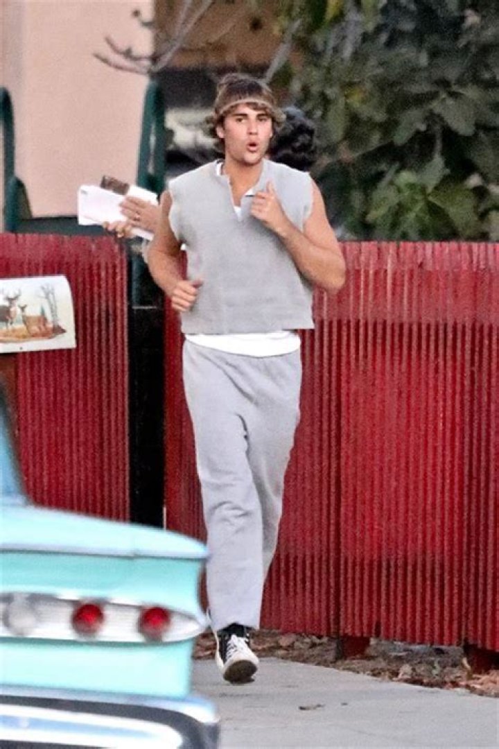 Justin Bieber Channels Sylvester Stallone’s ‘Rocky’ In New Music Video – Hollywood Life