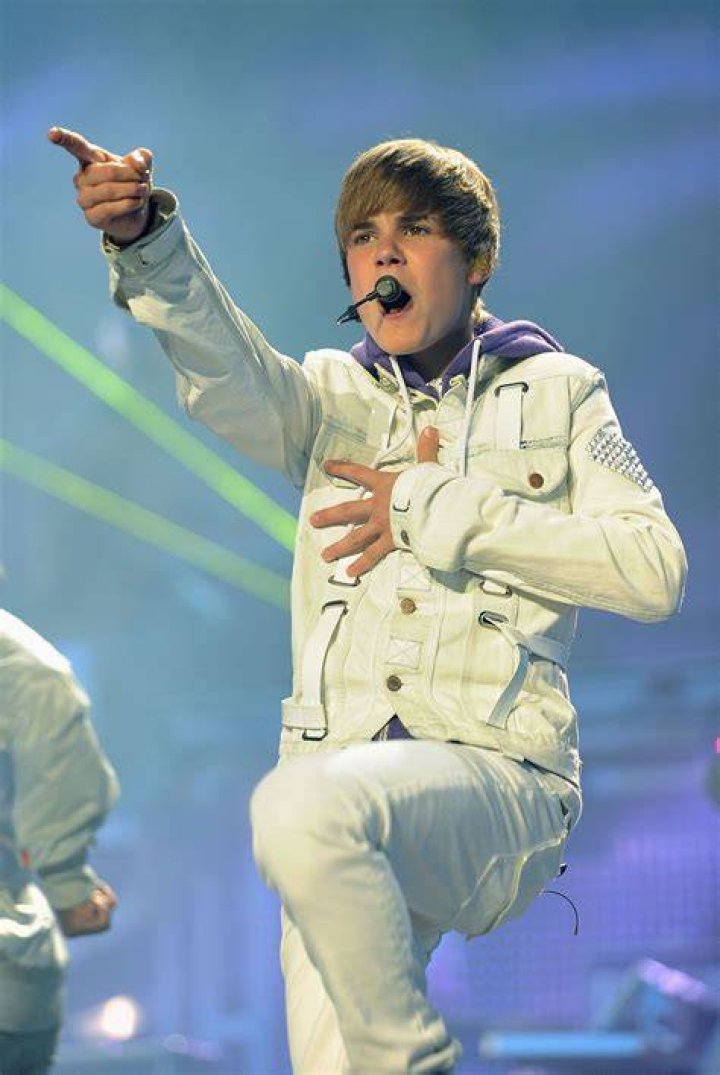 Justin Bieber: Did He Purposely Spray Paint Selena Gomez’s Name In Music Video?