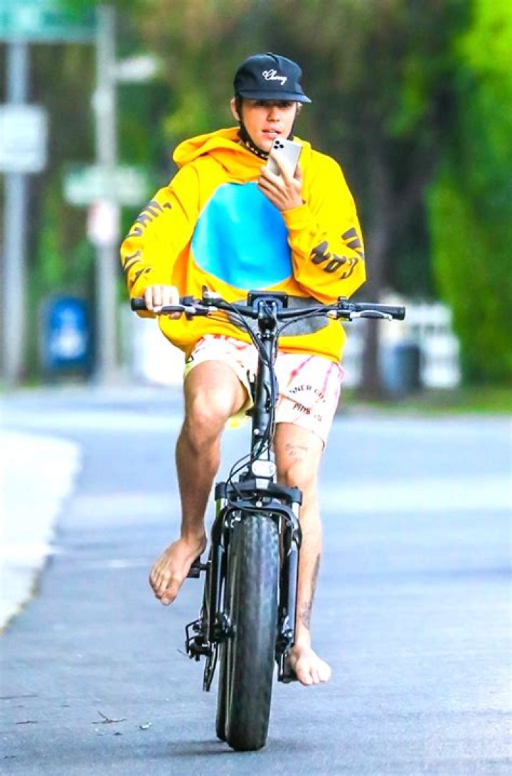 Justin Bieber Goes For Barefoot Bike Ride Amid Quarantine in L.A. – Hollywood Life