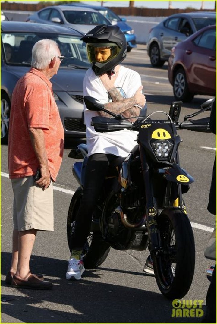 Justin Bieber Goes On Motorcycle Ride While Showing Off Muscles – Hollywood Life
