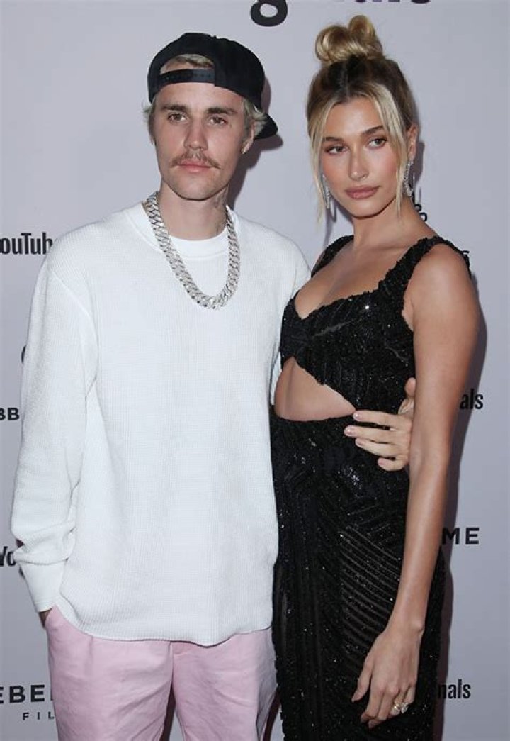 Justin Bieber Goes Shirtless In Photo With Hailey Baldwin & Sisters – Hollywood Life