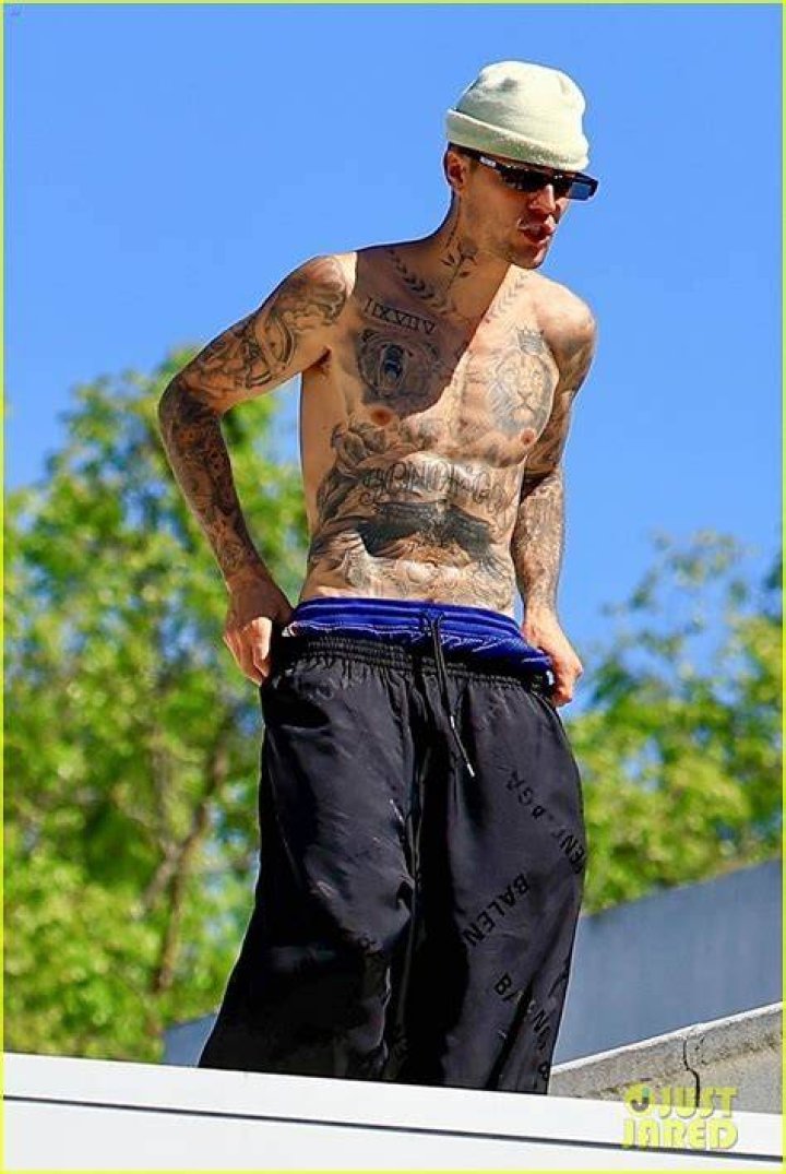Justin Bieber Goes Shirtless & Shows Off His Calvin Klein Boxers After Hitting The Gym — Pic