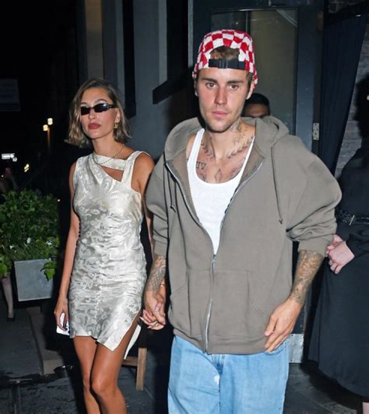 Justin Bieber & Hailey Baldwin Look Like A ‘Normal, Happy’ Couple While Grocery Shopping In NYC