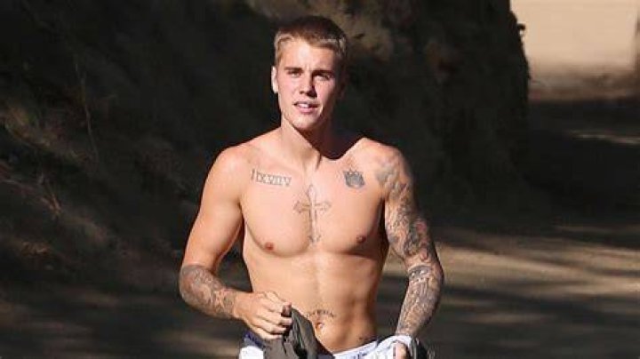 Justin Bieber & Harry Styles Shirtless — Who Has The Sexier Abs? – Hollywood Life