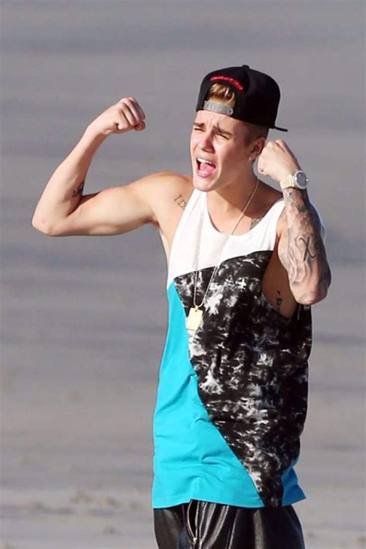 Justin Bieber Panama Video — Biebs & Chantel Jeffries Film On The Beach