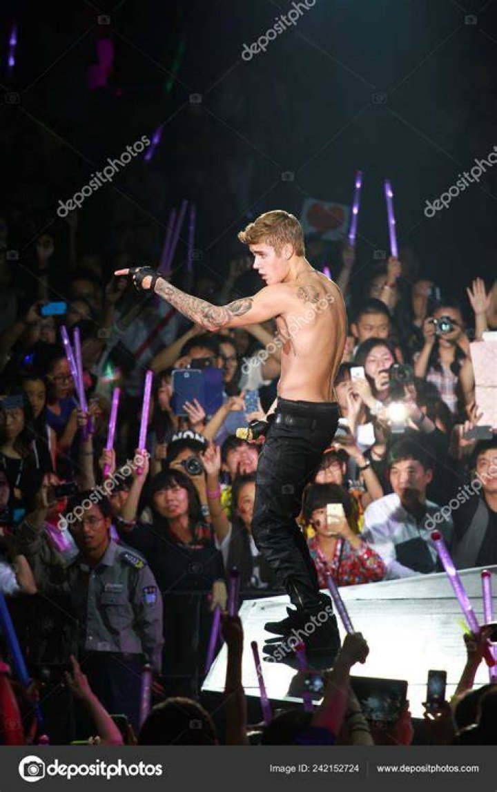 Justin Bieber Performs Free Concert For 300,000 Fans – Hollywood Life