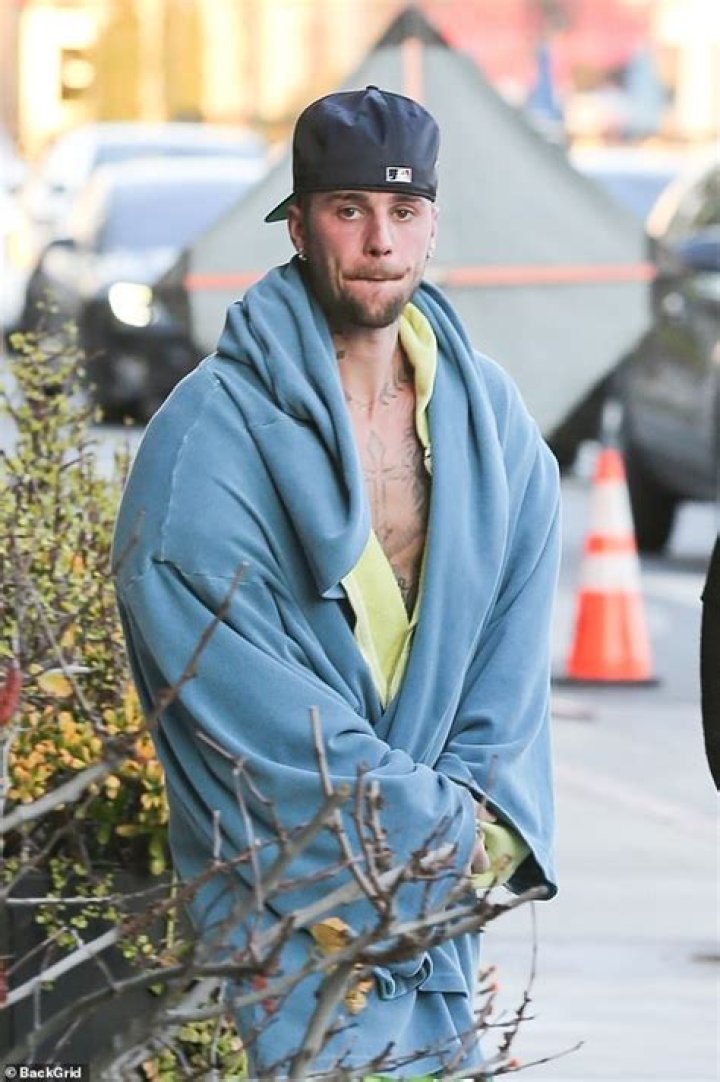 Justin Bieber Shows Off Seriously Sexy Abs While Soaking Wet — Hot Pics