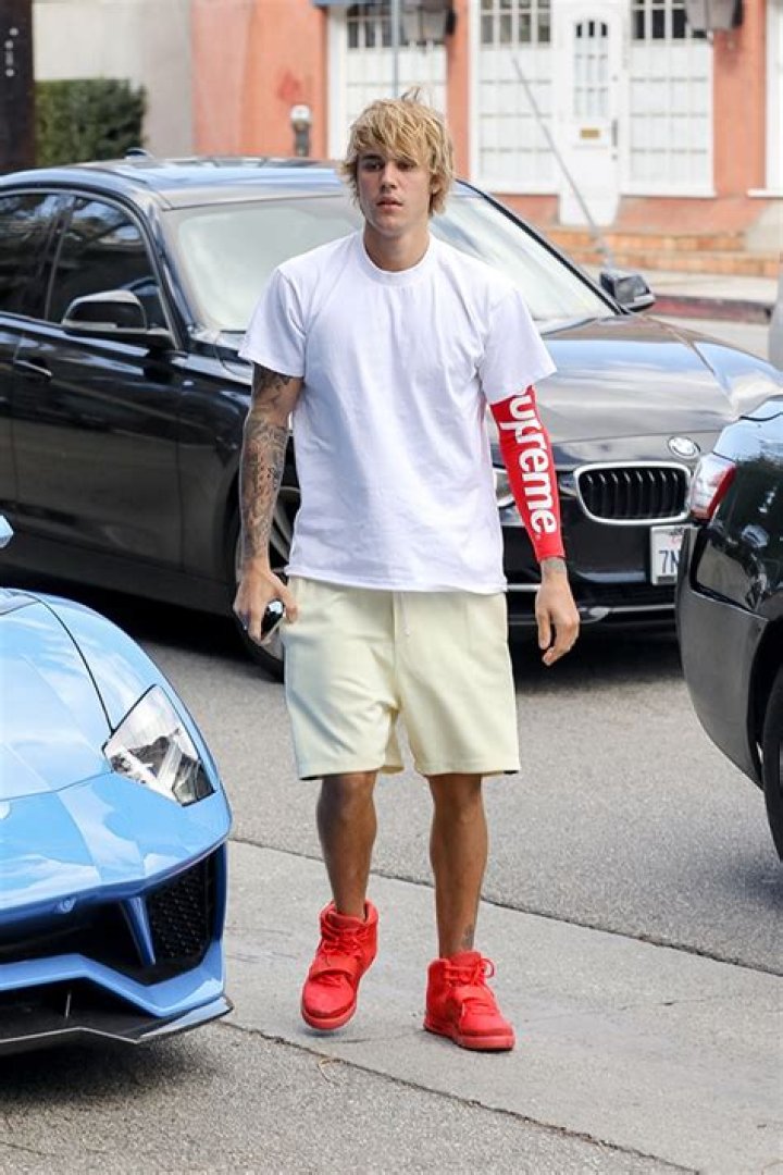 Justin Bieber Wears Kanye West’s Red October Sneakers At Gym — Pics – Hollywood Life