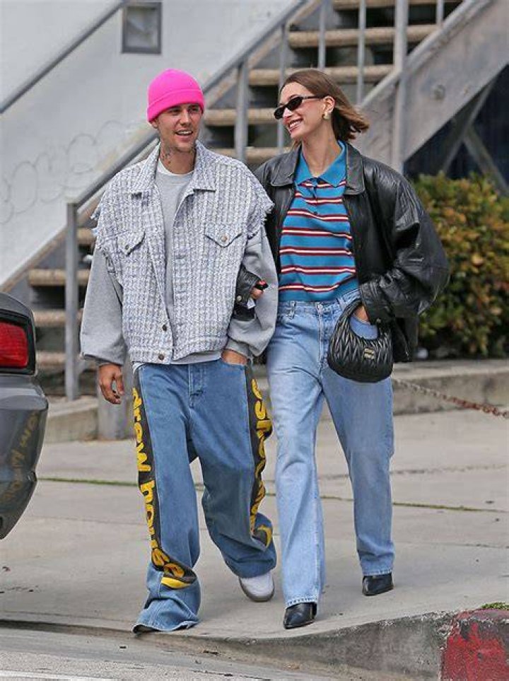 Justin Bieber & Wife Hailey Twin In Oversized Jeans In L.A.: Photos – Hollywood Life