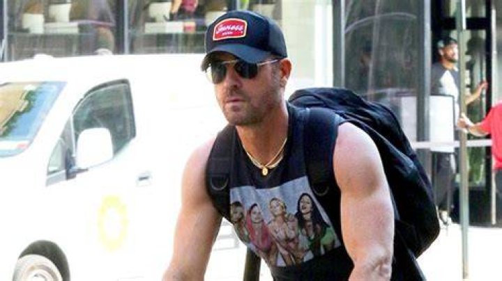 Justin Theroux Rocks Selena Gomez Spring Breakers Shirt In NYC: Photo – Hollywood Life