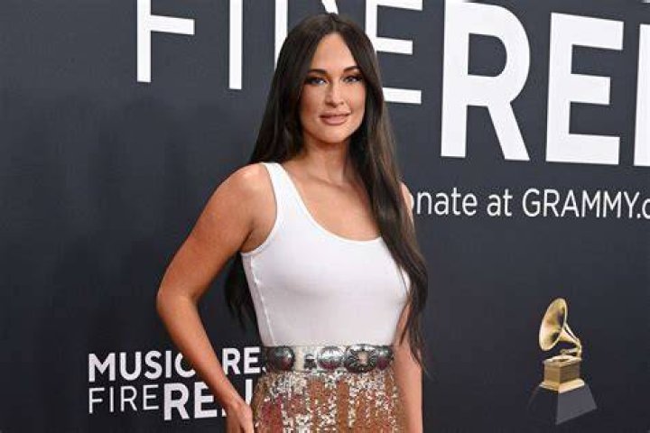 Kacey Musgrave’s Performance At CMAs — Sings ‘Here You Come Again’ – Hollywood Life