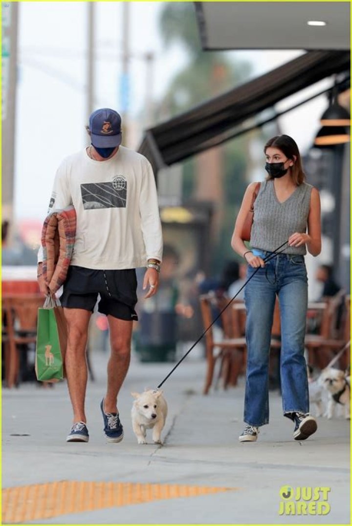Kaia Gerber & Jacob Elordi Kiss While Walking Her Dog In 1st PDA Pics