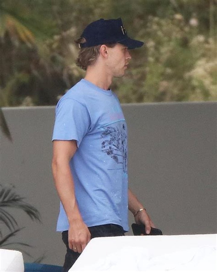 Kaia Gerber Rocks Green Bikini With BF Austin Butler In Cabo: Photos – Hollywood Life