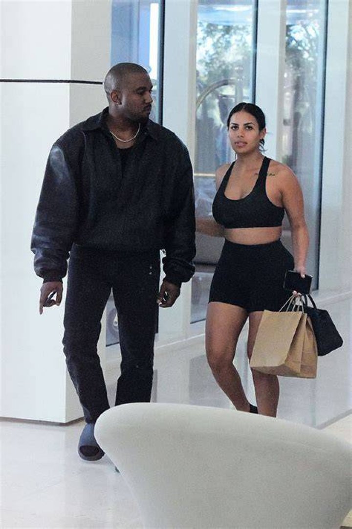 Kanye West Grabs Chaney Jones’ Butt As They Board Private Plane – Hollywood Life