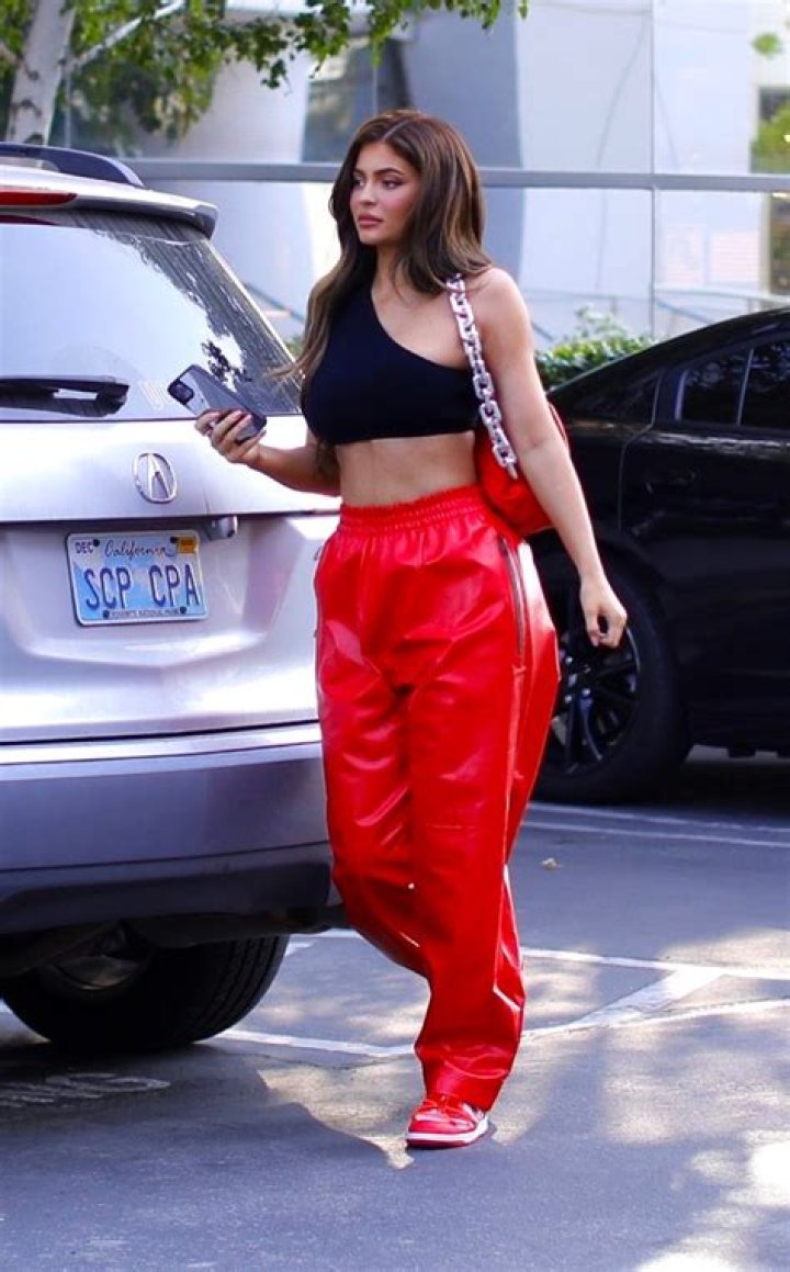 Kardashian & Jenner Sisters Wearing Crop Tops: Photos – Hollywood Life