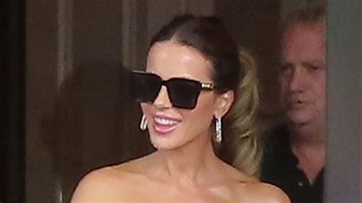 Kate Beckinsale In Underwear & Crop Top For Birthday: Photos – Hollywood Life