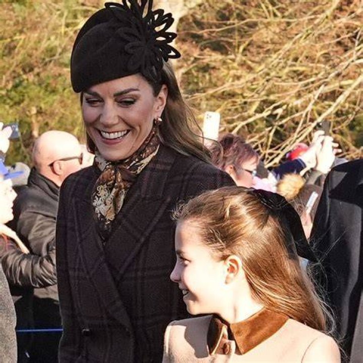 Kate Middleton Brushes Princess Charlotte’s Hair At Jubilee: Video – Hollywood Life