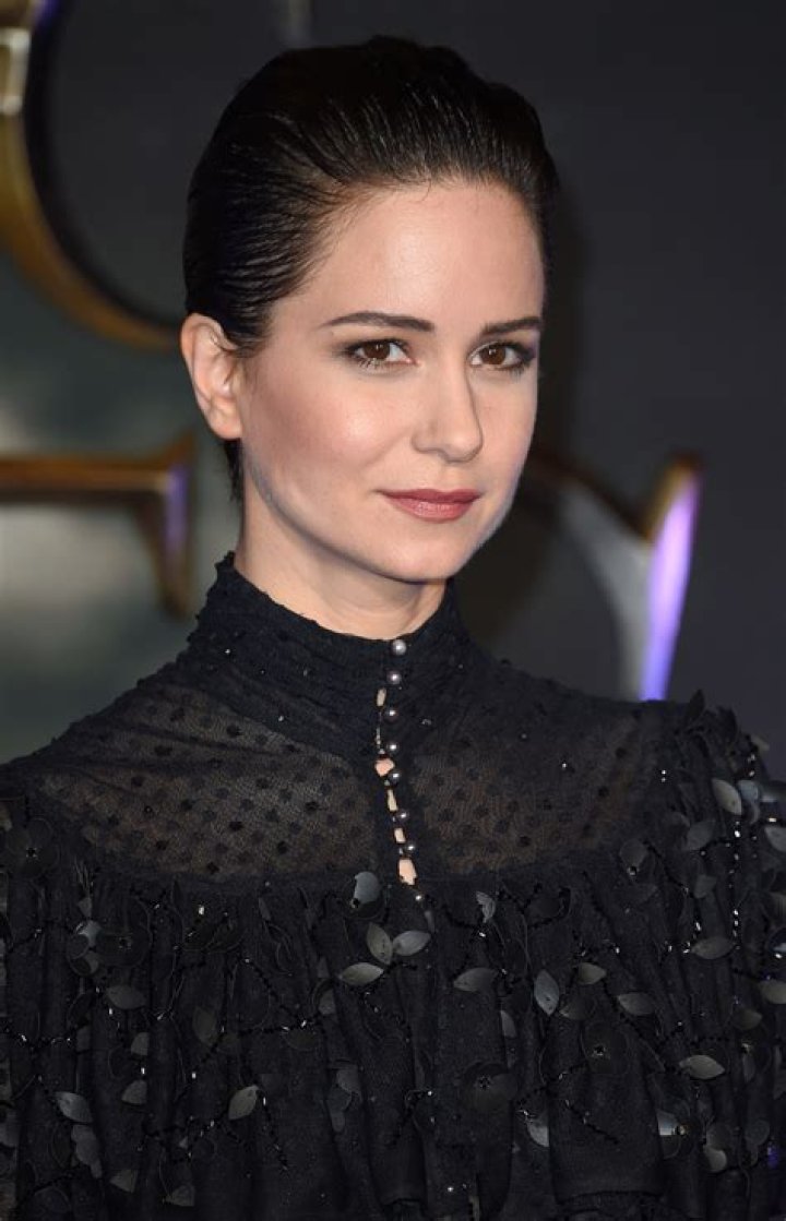 Katherine Waterston: ‘Fantastic Beasts’ Star Expecting First Child — Congrats