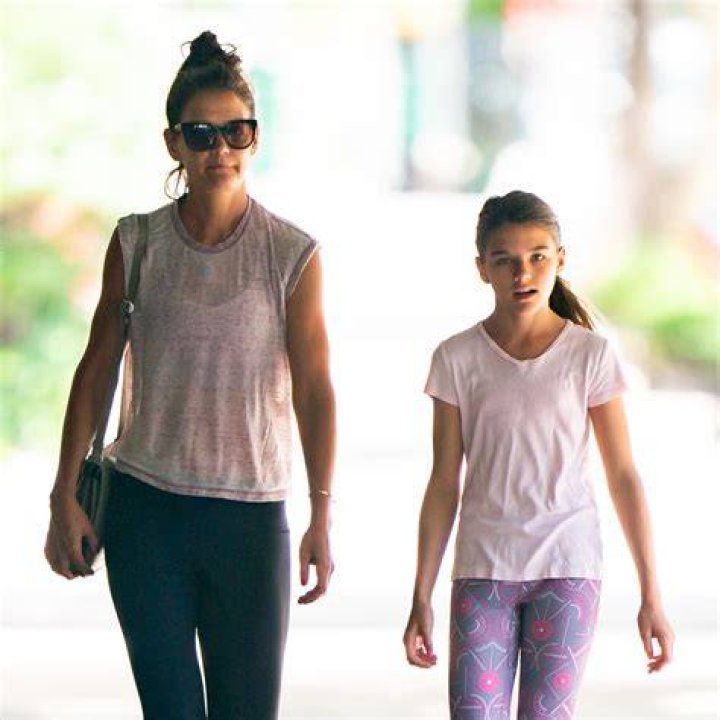 Katie Holmes’ Daughter Suri Rocks White Tank Top & Sweatpants In NYC – Hollywood Life