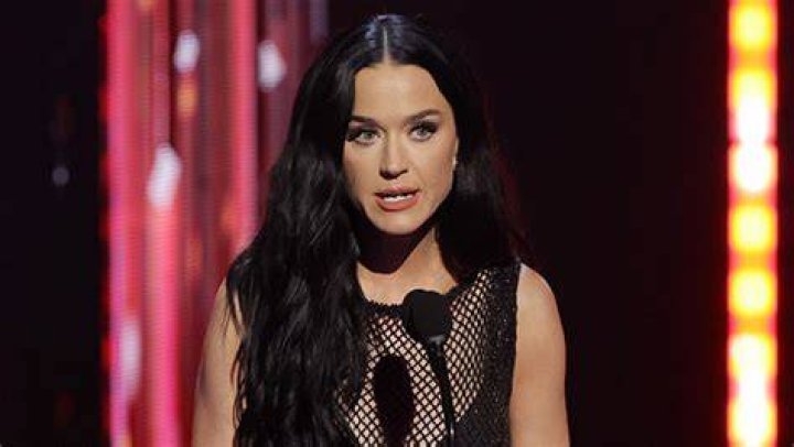 Katy Perry Suffers Breakable Wardrobe Malfunction in Silver Chrome Top: Video