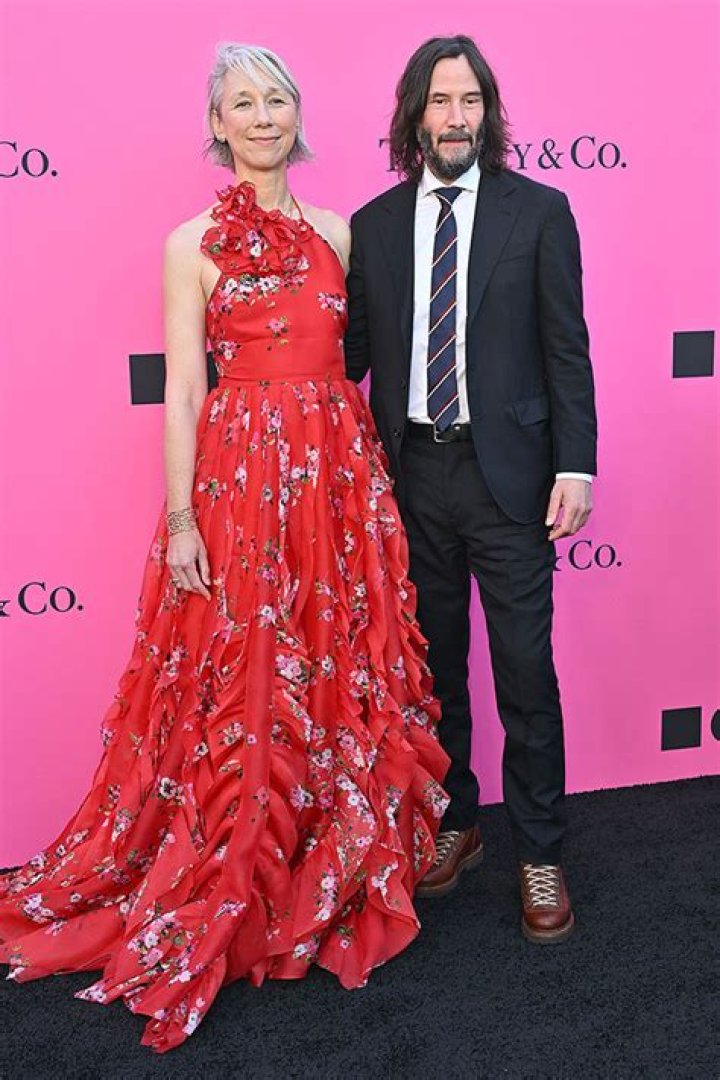 Keanu Reeves & GF Alexandra Grant Share Kiss At Art Gala In L.A. – Hollywood Life