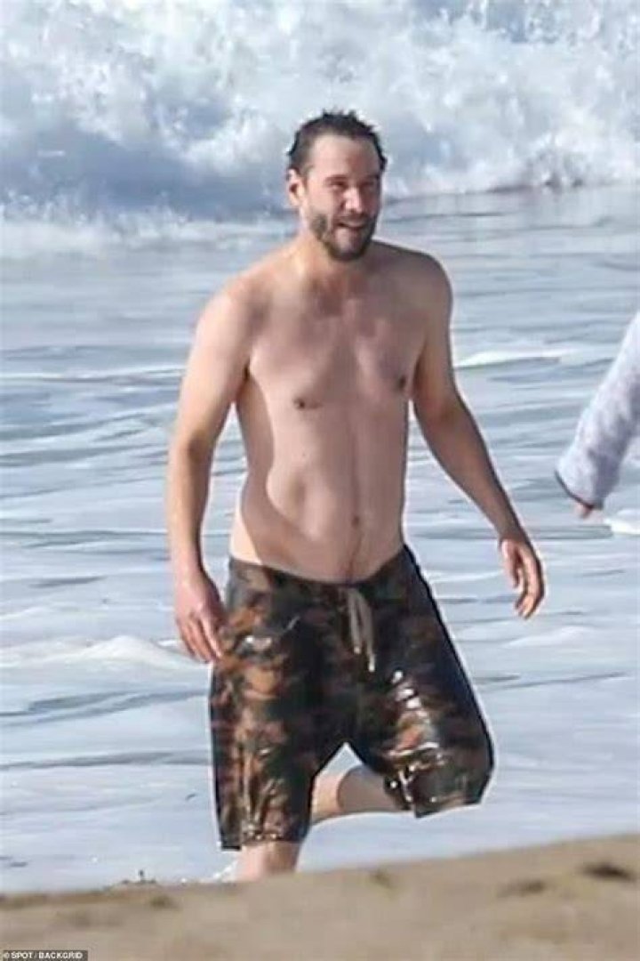Keanu Reeves Goes Shirtless On Beach In Malibu — Pics – Hollywood Life