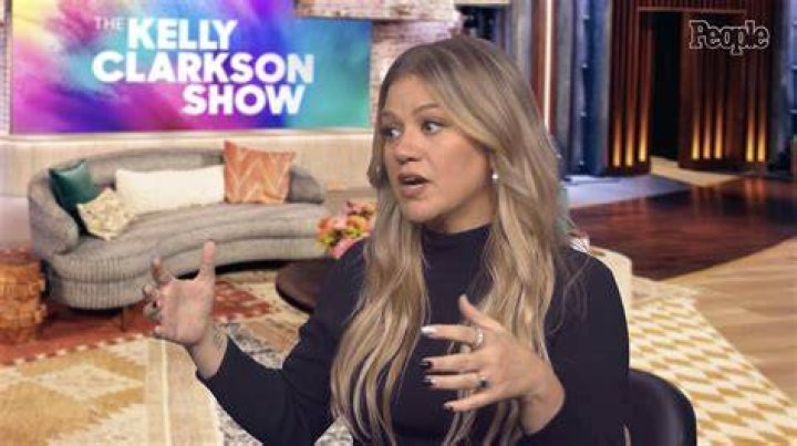 Kelly Clarkson Admits To Once Using A Trash Can In The Middle Of A Performance As A Bathroom