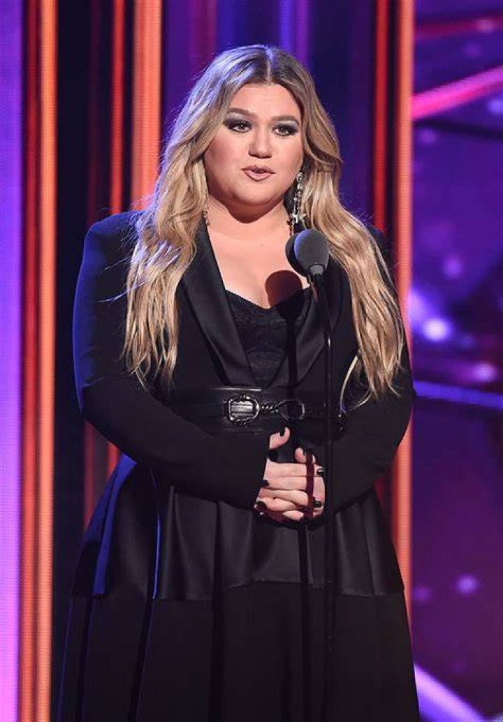 Kelly Clarkson Makes ‘ABCDEFU’ All About Her Ex-Husband In ‘Kellyoke’ – Hollywood Life