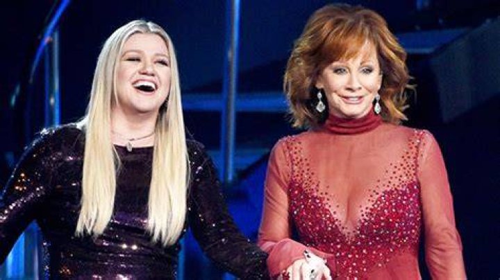 Kelly Clarkson & Reba McEntire ACM 2018 Duet — ‘Does He Love You’ – Hollywood Life